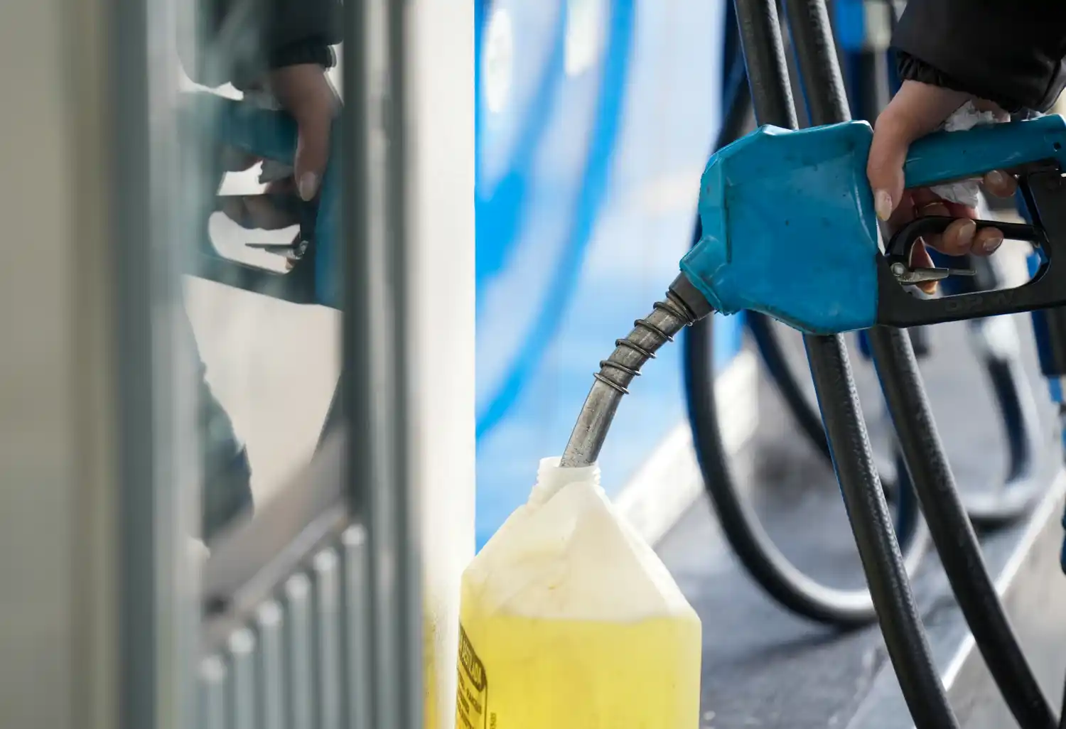 En octubre se ajustarán los impuestos sobre los combustibles.