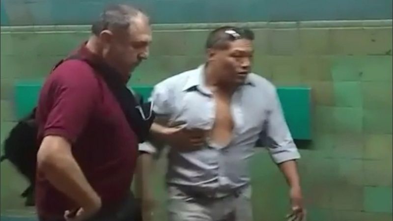 Desmayó de un golpe a su mujer en el subte: los pasajeros debieron detenerlo