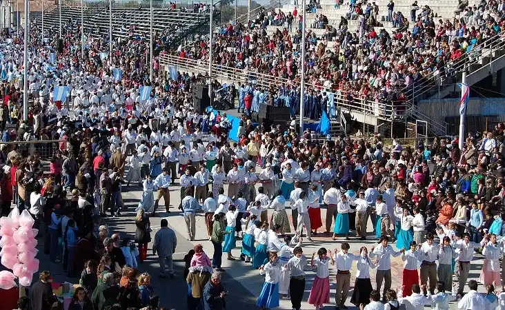 Festejos el día de la Patria con bailes tradicionales y comidas típicas