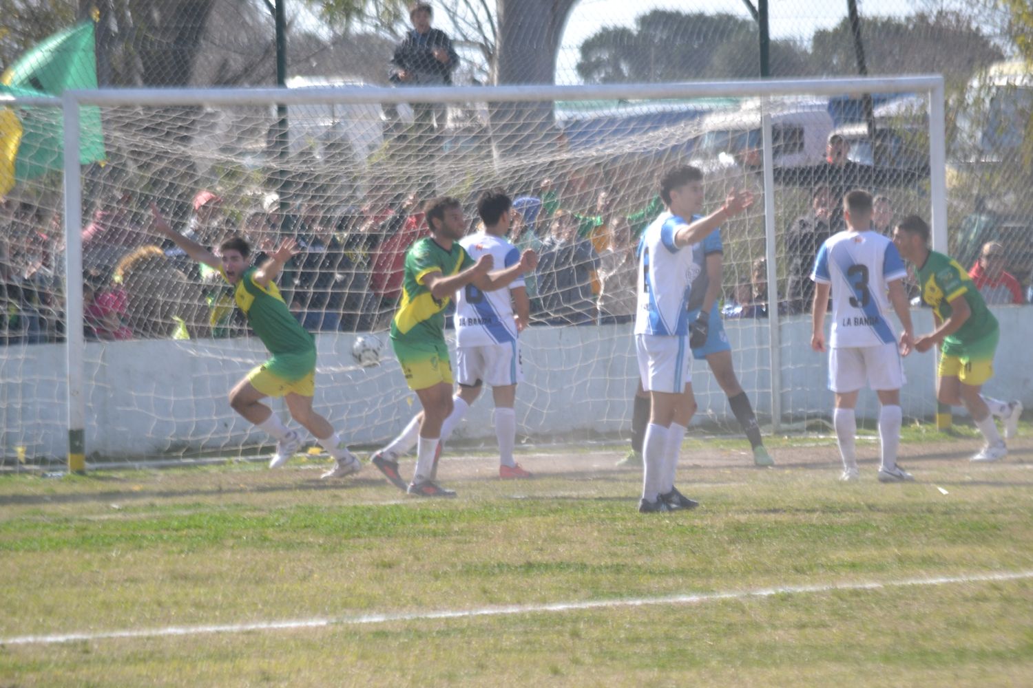 Joaquín Caballero ya comienza a gritar lo que fue el segundo gol del CAU. Libertad quedó afuera de la clasificación