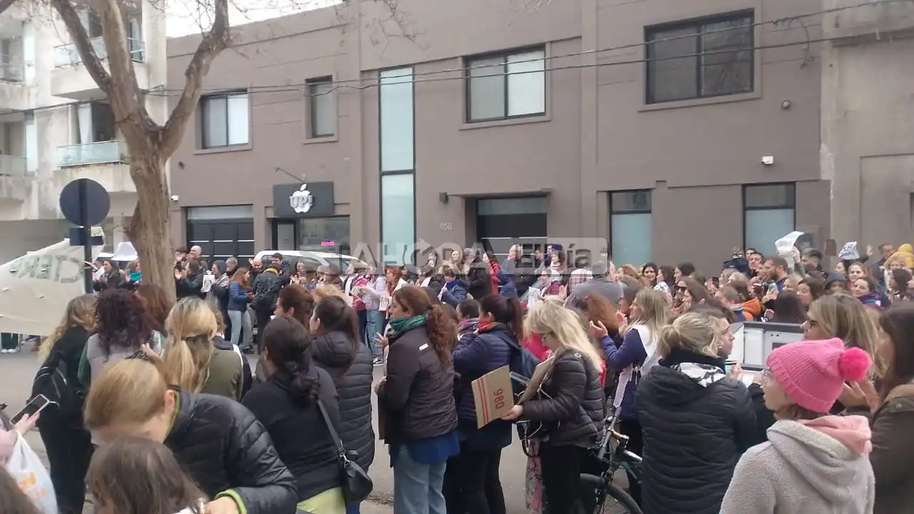 Docentes de la ciudad se manifestaron por mejoras salariales frente a la Departamental de Escuelas
