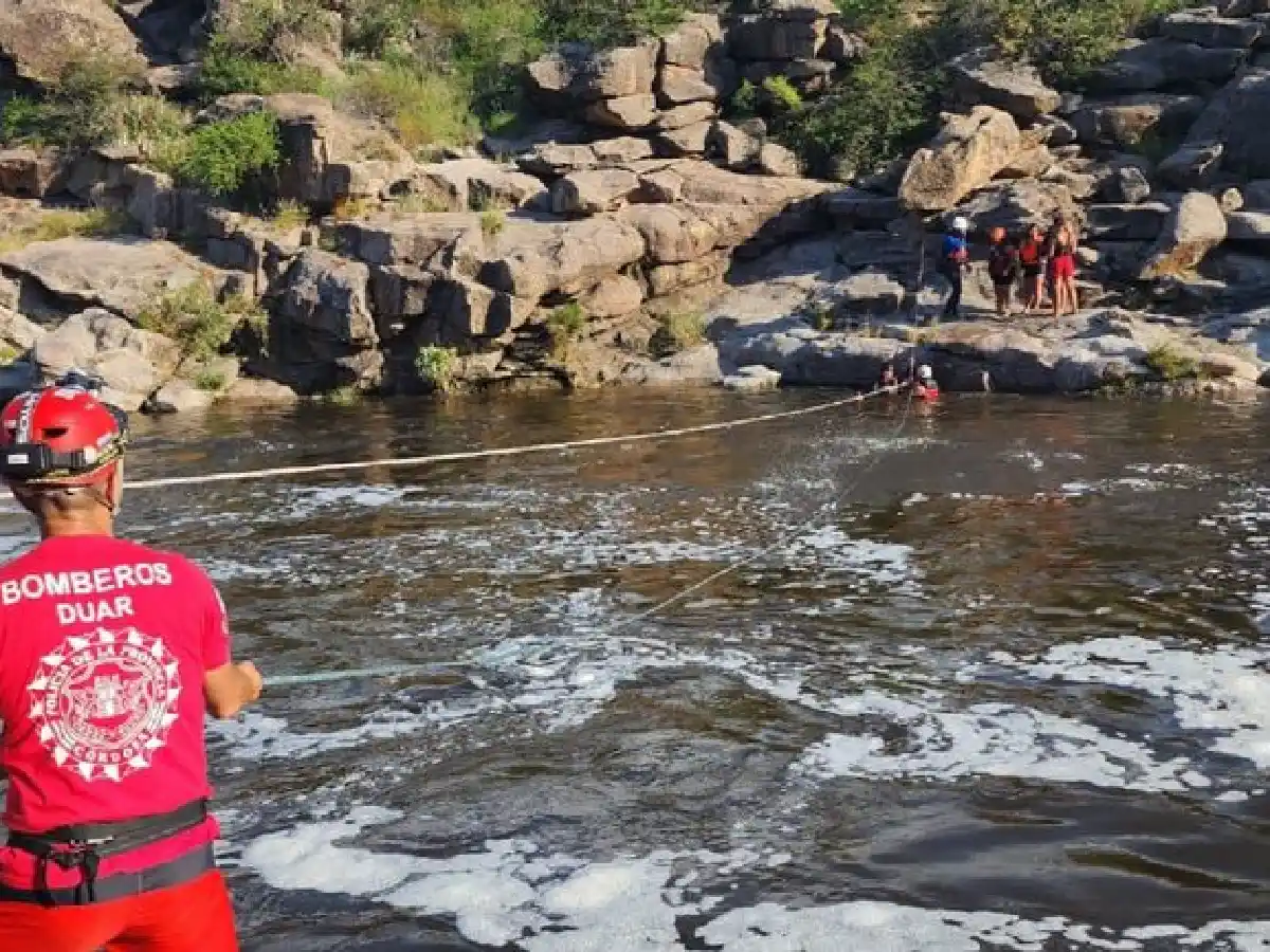 Rescataron a 20 personas aisladas por la creciente del río Mina Clavero