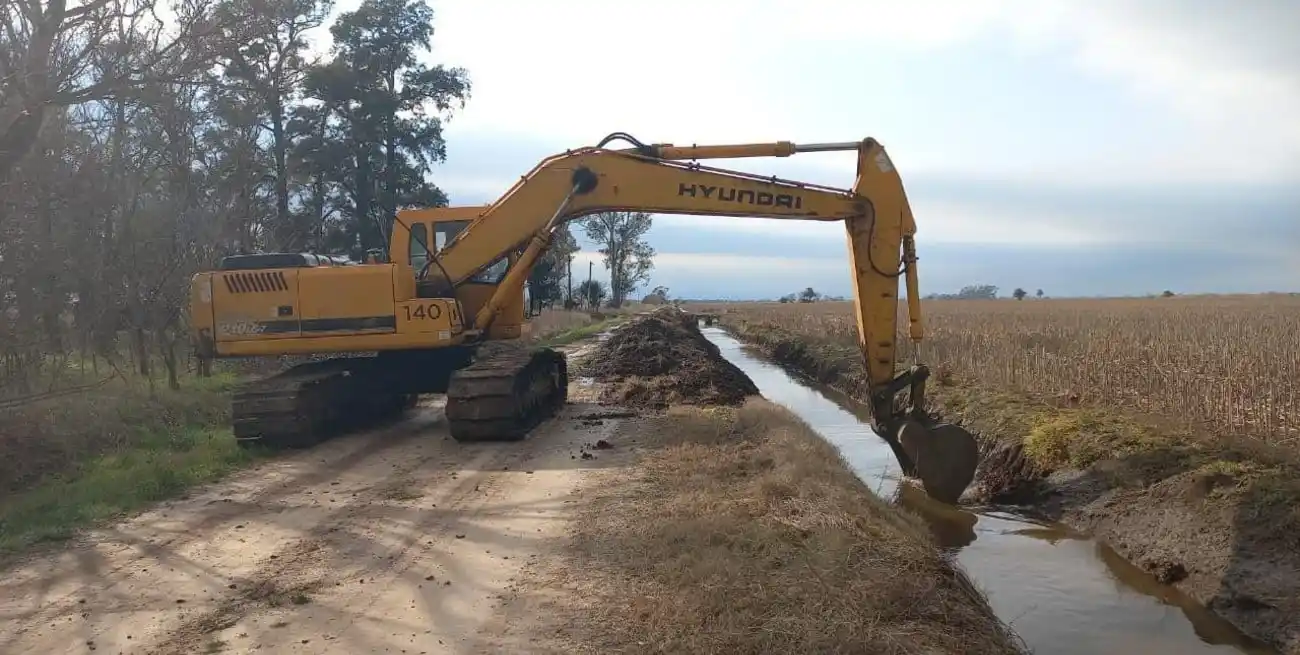 Después de 20 años, la Provincia licitó la compra de 8 máquinas para mantenimiento de canales y obras de drenaje.