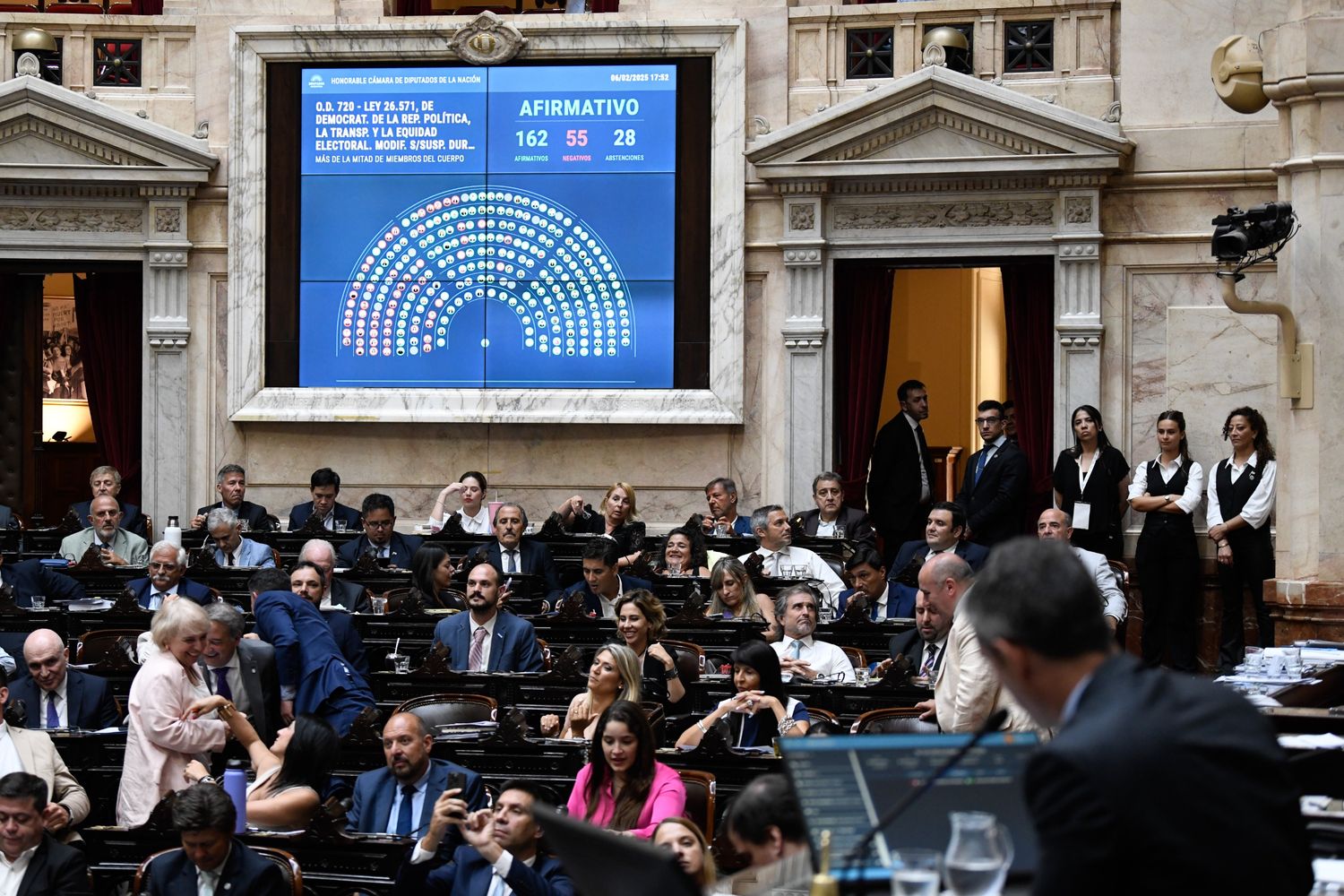 La política nacional vive tensiones, con discusiones y acciones frustradas.