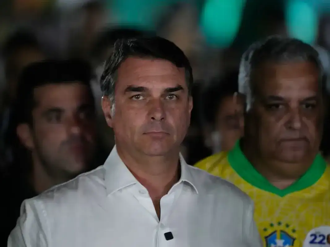 La Justicia le prohíbe a Flavio Bolsonaro salir del país por una causa y lo intima a entregar su pasaporte