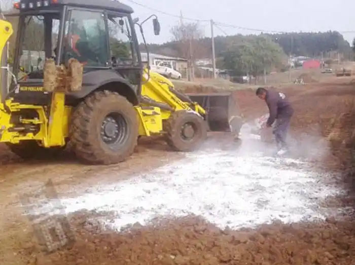 Trabajos de mantenimiento y reparación de calles en la localidad de Calabacilla  