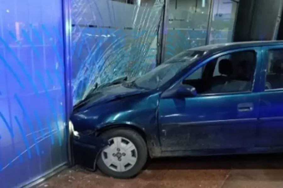 Un ataque de furia: aceleró y chocó de lleno contra el frente de Banco Nación en Rosario