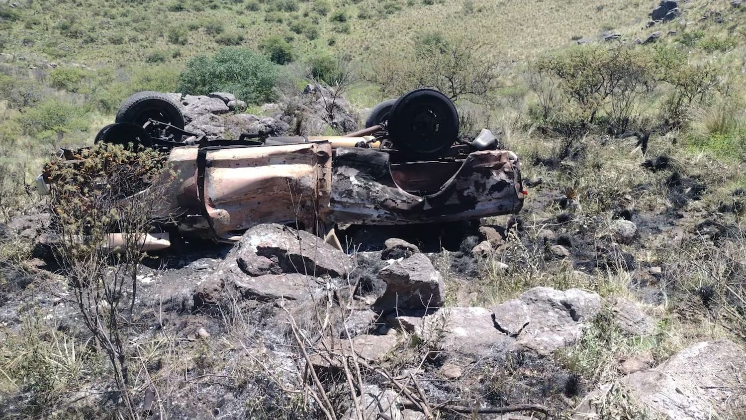 Un jubilado de 90 años cayó desde un barranco con su camioneta y murió