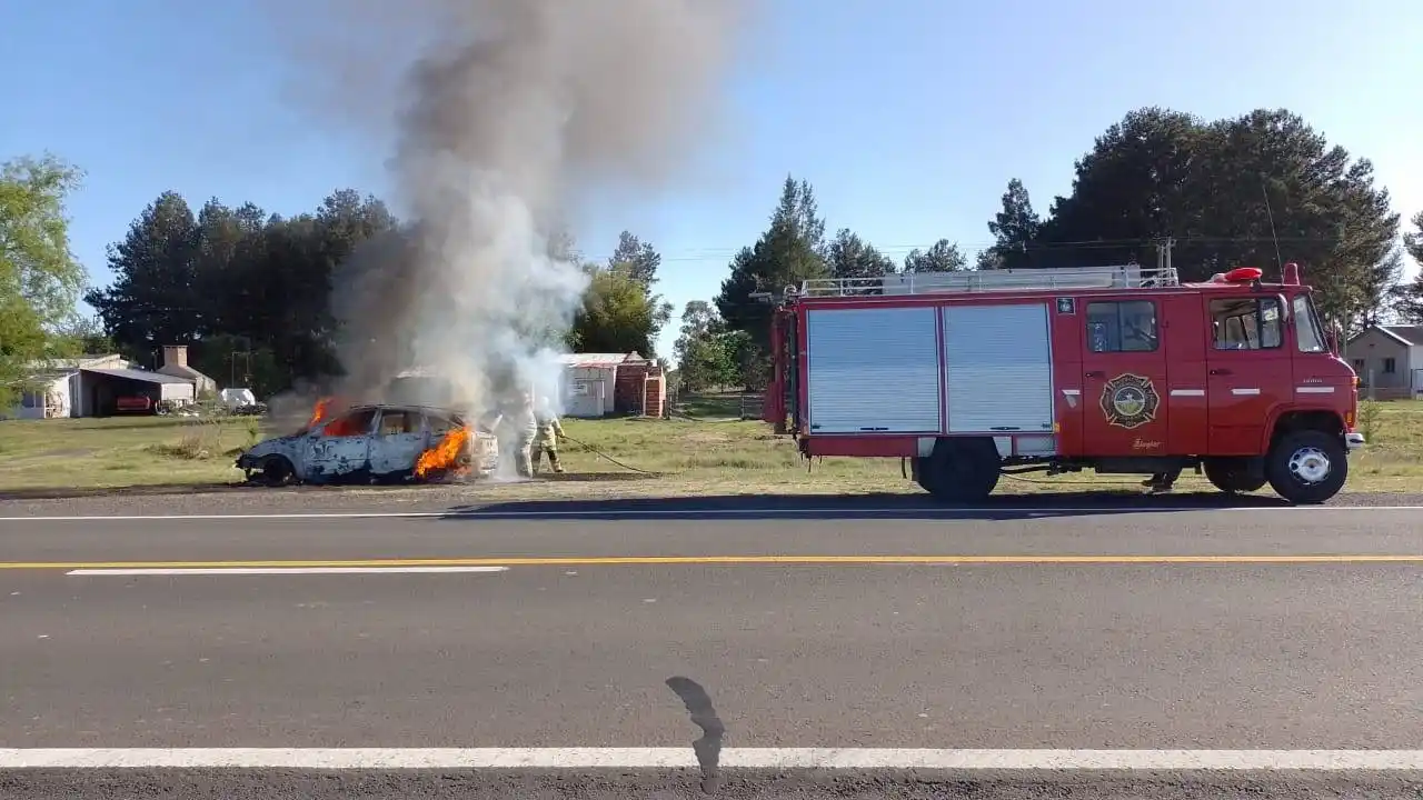 Se incendió un auto mientras transitaba por la Ruta 12
