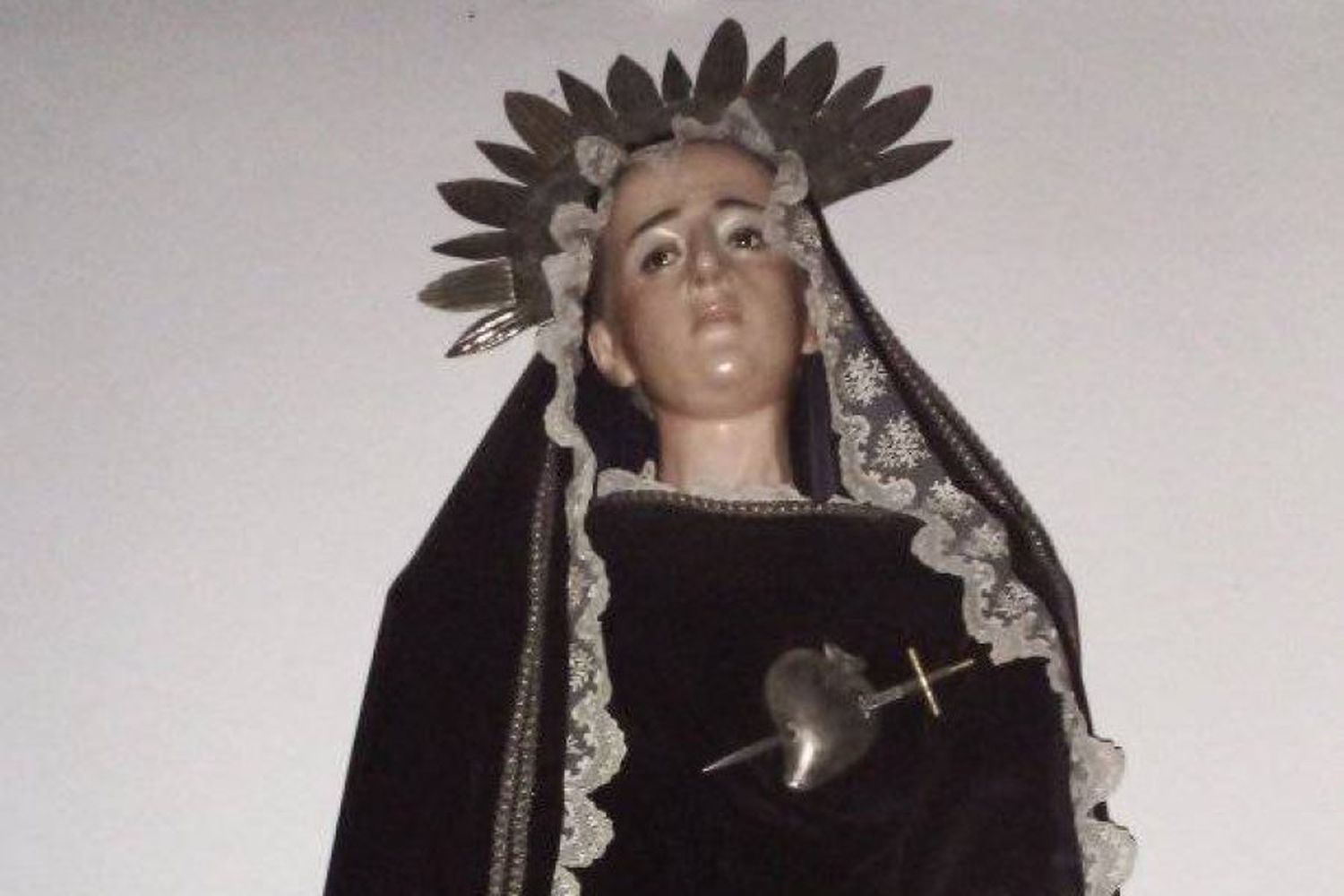 Suceso inexplicable: una niña advirtió un increíble detalle en la estatua de la Virgen de los Dolores