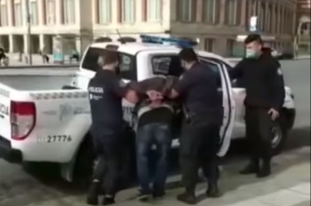 Encontraron deambulando a una joven abusada por su mamá y su padrastro