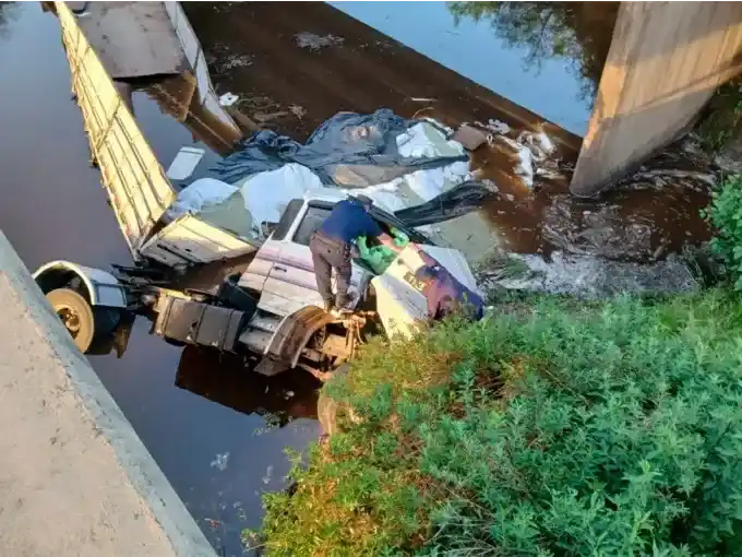Camión cayó al vacío en la Autovía 14 y el chofer fue hospitalizado