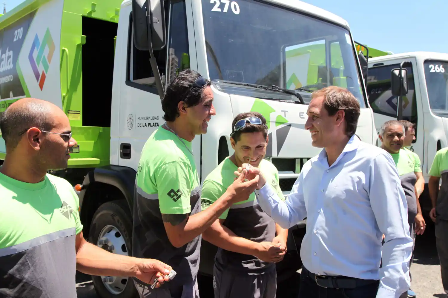 La Plata: Garro presentó nueva flota de camiones recolectores de residuos 