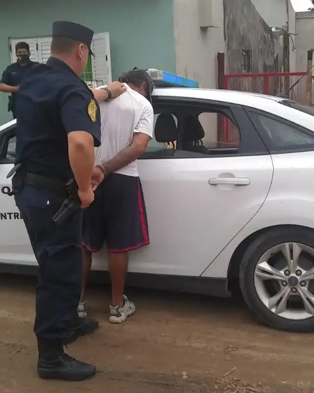 Sorprendido tras un robo, quiso agredir a la policía con un arma blanca