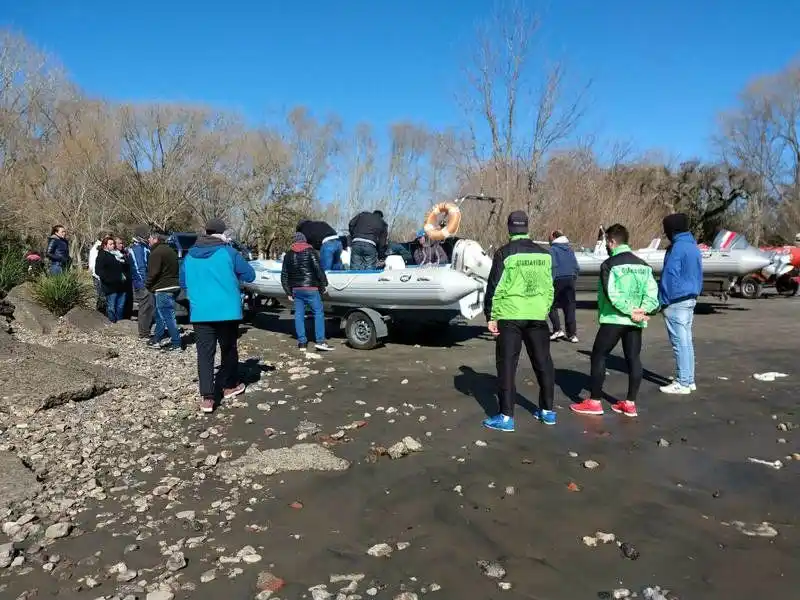 Buscan a dos pescadores desaparecidos en Punta Lara