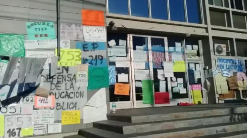 Docentes de Chubut tomaron el Ministerio de Educación