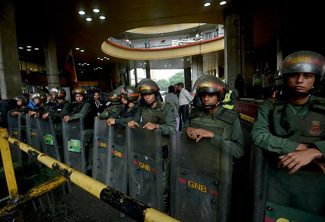 “Solo a VTV”: GNB saca a periodistas del CNE que esperaban declaraciones de Rafael Simón Jiménez