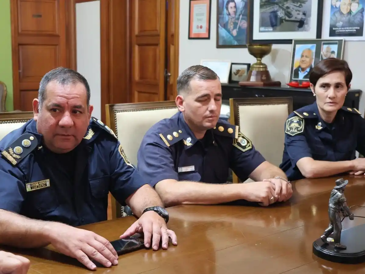 Alejandro Ledesma, Rodrigo Pereyra y Paola Vela durante el encuentro que tuvieron con autoridades municipales. Foto: Municipalidad de San Pedro