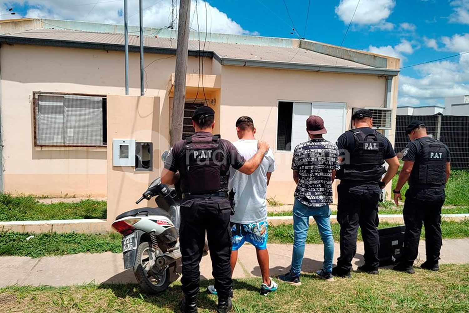 Robaron un televisor y huyeron en moto: fueron atrapados en barrio Mora