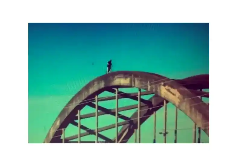 Video: un ciclista se arrojó desde un puente con su BMX