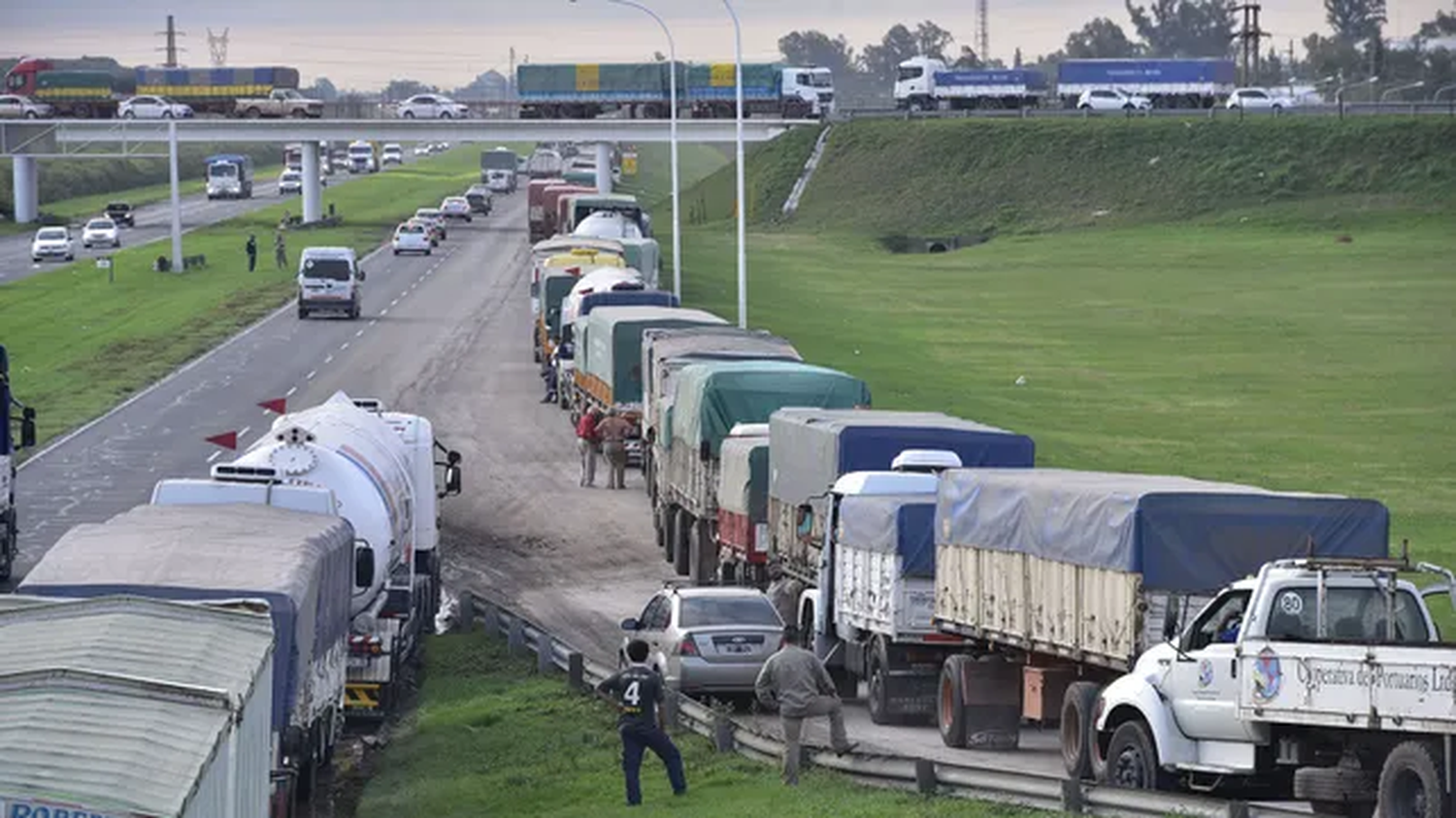 Sigue el paro de transportistas de granos por el gasoil