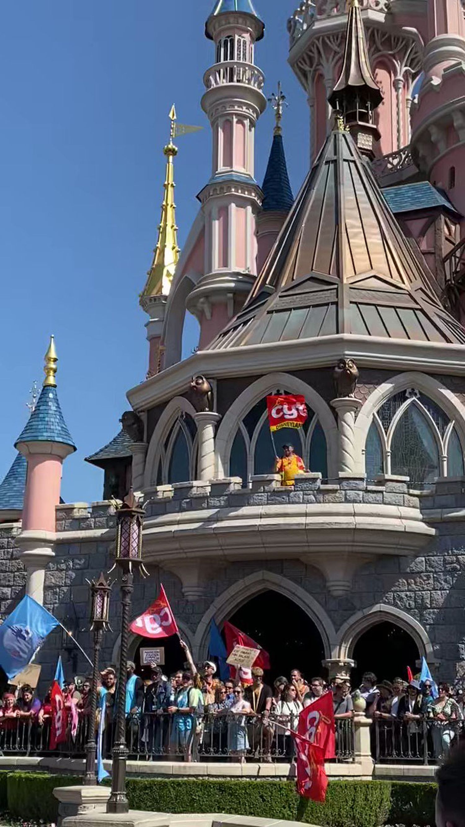 Protesta de trabajadores en Euro Disney: tomaron el castillo de la Bella Durmiente