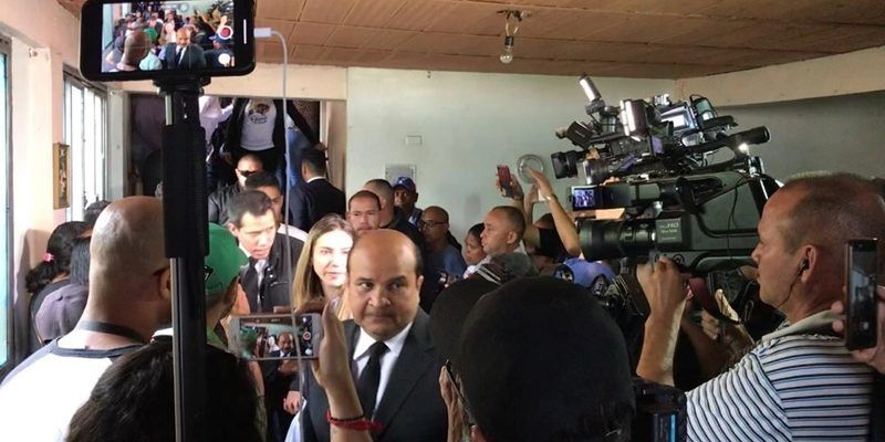 Por el presunto delito de TERRORISMO privan de libertad al PERIODISTA Roland Carreño