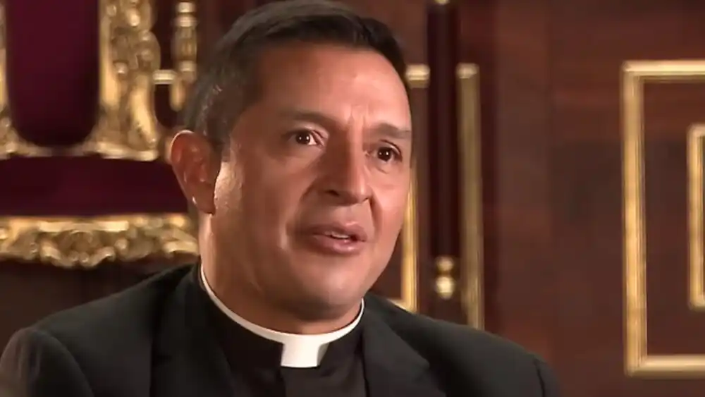 El famoso cura colombiano Padre Chucho, está atrapado en Israel