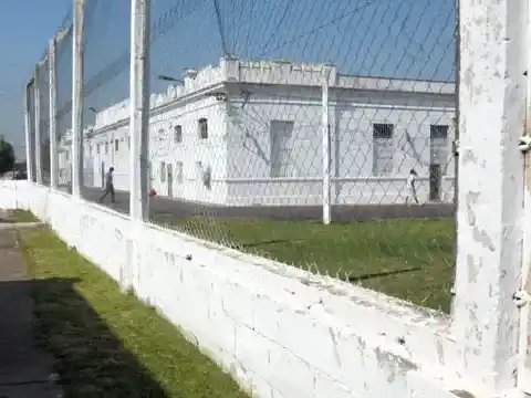 Tres presos se escaparon de la Unidad Penal Nº1 de Paraná y robaron una moto en la calle