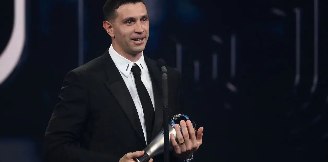 El marplatense brilló en la Selección Argentina y también en Aston Villa, que regresó a la Champions.
