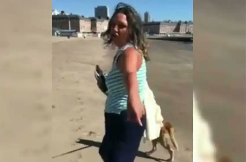 Una mujer sacó a pasear al perro por la playa y dijo ser policía "de licencia"