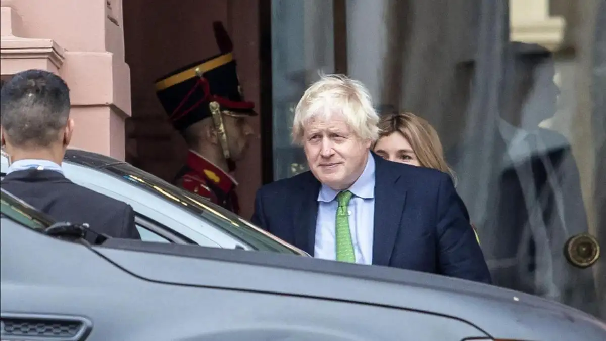 En el marco de su visita, Johnson aprovechó la proximidad para solicitar a través de la embajada una audiencia con Milei, quien se la concedió.