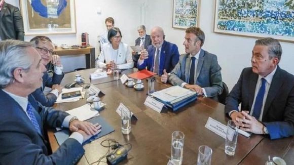 LOS LUGARES COMUNES que se trataron en la reunión de Bruselas: oficialismo y oposición enfrascados en lo mismo