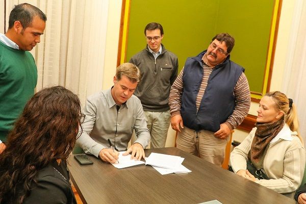 Firmaron un convenio para mejorar calles del barrio AMET