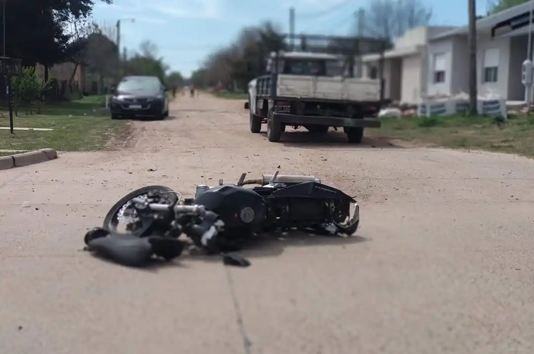 Fuerte accidente entre una camioneta y una moto en Urdinarrain