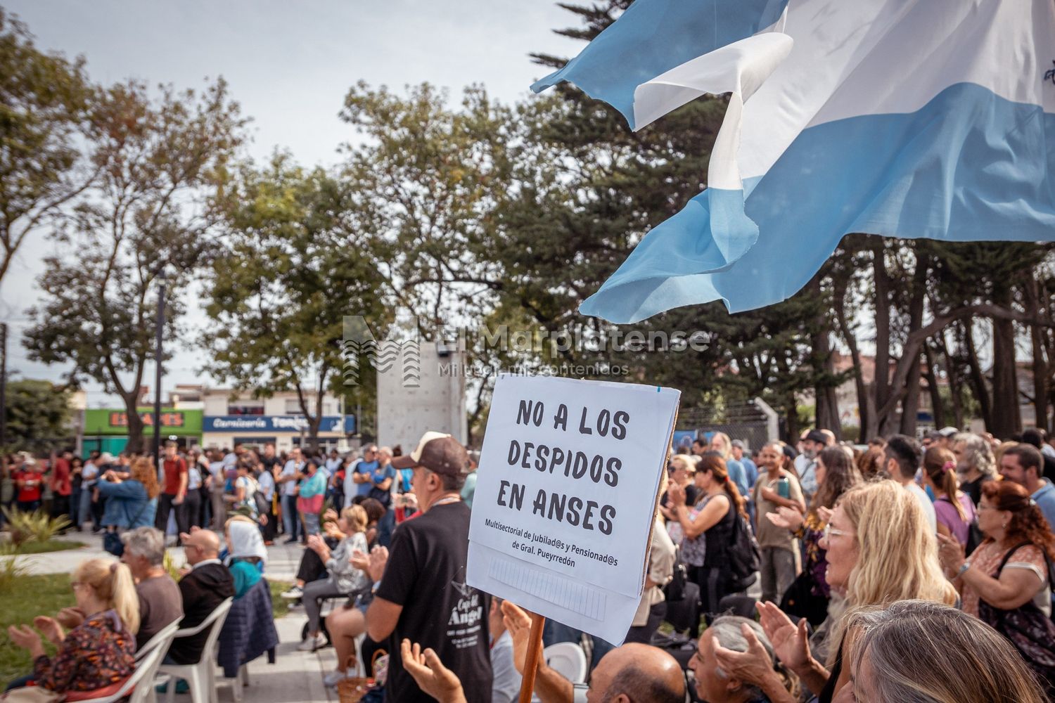 Reclamos en una de las oficinas tras los despidos.