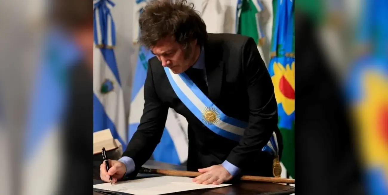 Sin respiro. En un año, contado desde la medianoche del 8 de julio de 2024 cuando se firmó el Pacto de Mayo, pasó de todo en la vida política argentina. Igual, el documento que obtuvo la firma de 18 gobernadores, se comenzó a hacer efectivo hace apenas una semana.