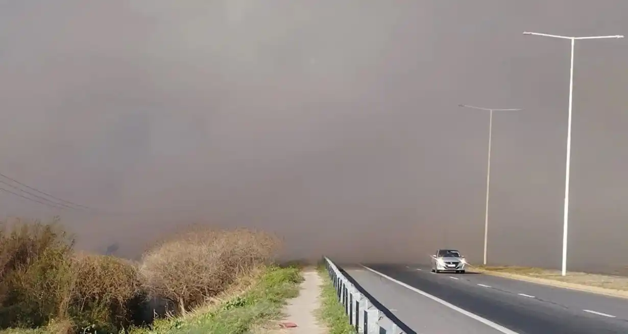 El incendio se produjo en la tarde de este domingo y la densa columna de humo dificulta la visibilidad al conducir sobre la Autopista en el cruce con la Ruta 19 a la altura de Santo Tomé. Foto: APSV.