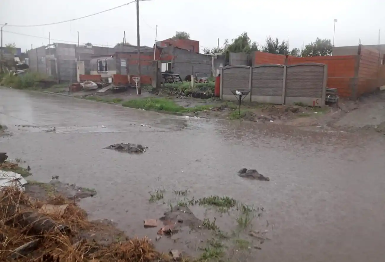 Formosa al 2100 se volvió a inundar  y los vecinos expresaron su enojo