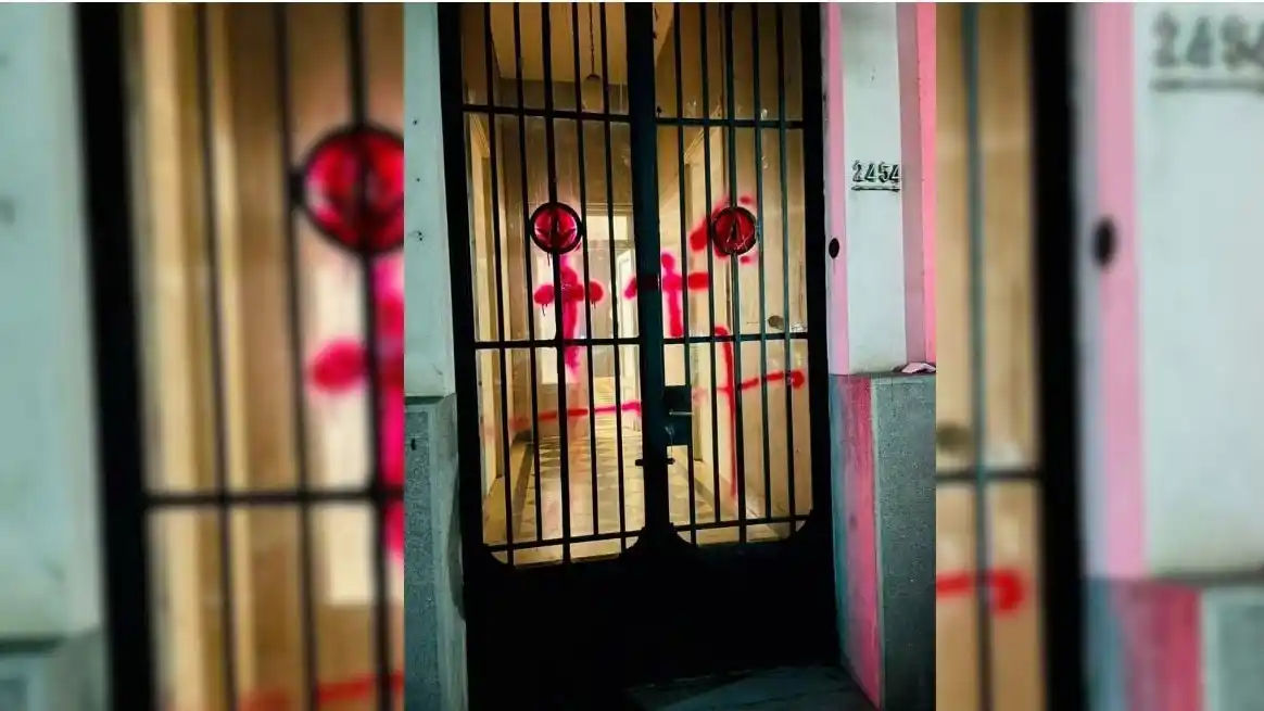 Pintadas en el templo masónico, ubicado en 9 de Julio 2400. Foto: Gentileza