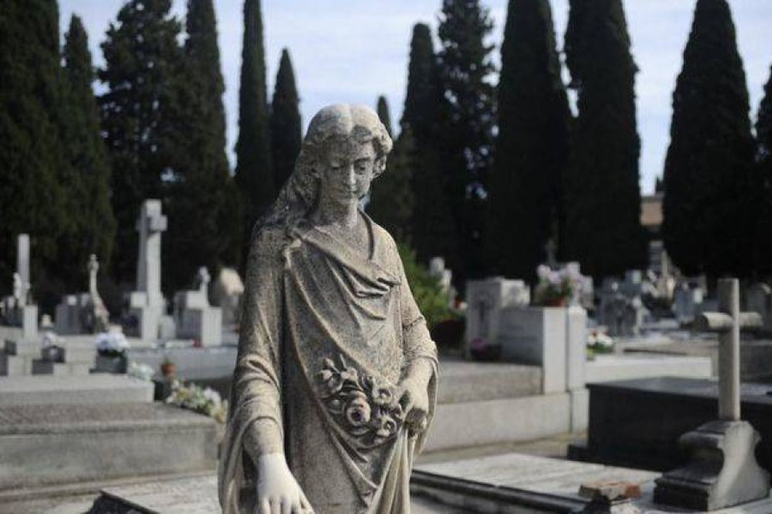 Horror en el cementerio: la detuvieron por cortarle los dedos a un cadáver y sospechan de una “brujería por encargo”