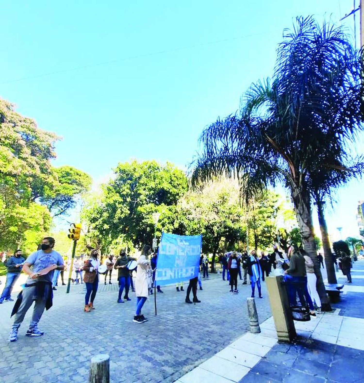 �SNos matan de a poco⬝; manifestación de los comercios locales