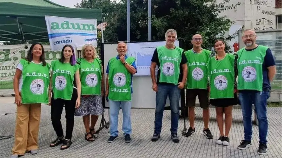 Docentes universitarios se manifiestan en la Peatonal San Martin con una radio abierta  