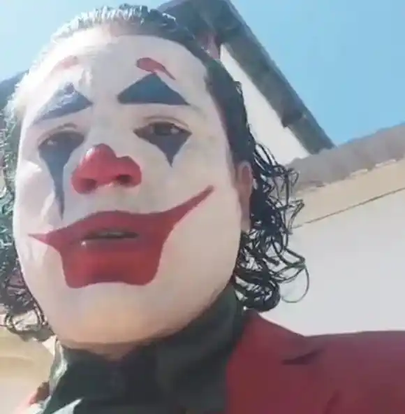 Un hombre quiso votar disfrazado de “El Joker” y como no lo dejaron, se fue