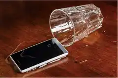 Lo que nunca debes hacer cuando se moja el celular, si quieres que siga funcionando