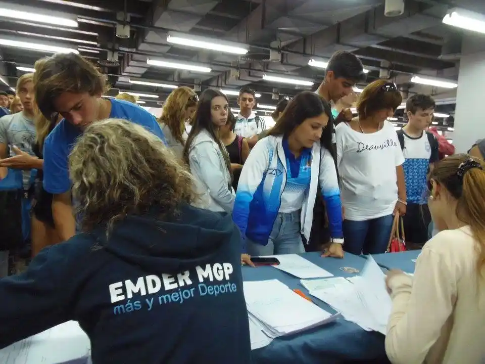 Se entregan becas y se presenta un nuevo proyecto