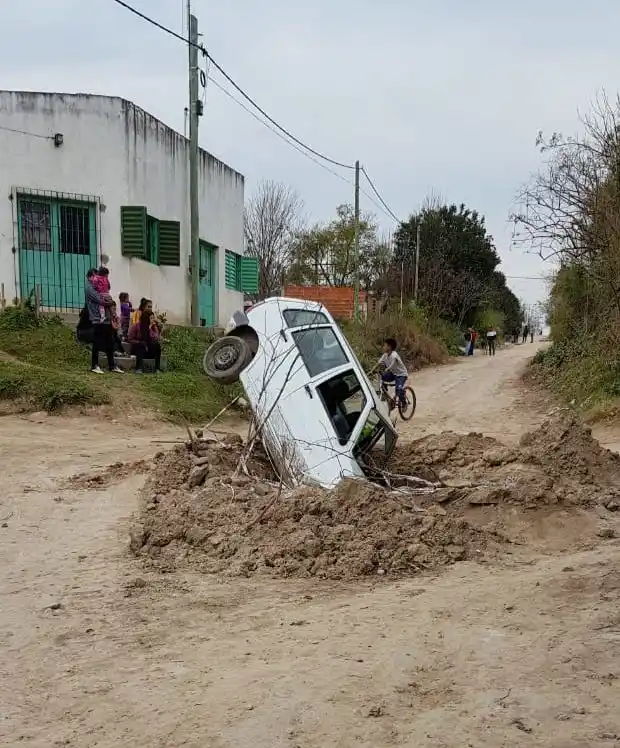 Cayó a un pozo abierto en la calle
