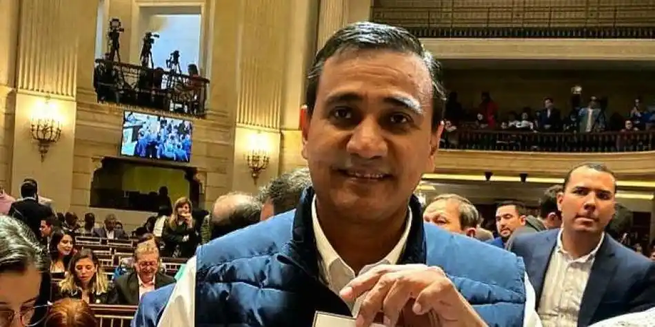 ¡ESCÁNDALO! Congresista colombiano que dijo «aguantar hambre» ahora en líos por borrachera y golpear escoltas