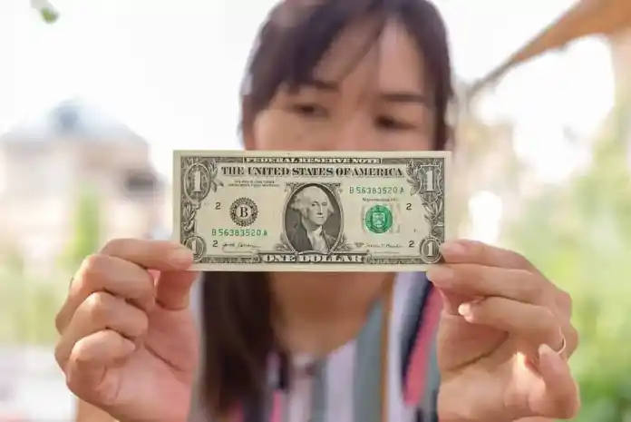 Récord para el dólar blue: cruzó la barrera de los $ 1.500 y puede seguir subiendo