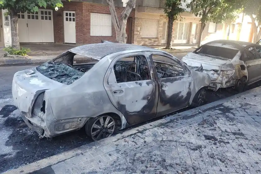 Autos incendiados.